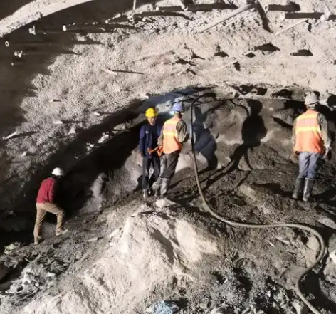 明山拱顶带模注浆料的施工流程及注意事项